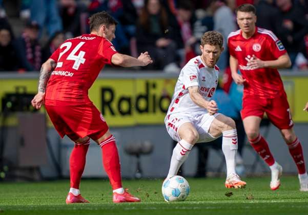 Duel between Dawid Kownacki Fortuna Duesseldorf, 24 and Florian Kainz 1 FC Koeln, 11 1 FC Köln Fortuna Düsseldorf, 23 02 2025 Football, 2 Bundesliga, RheinEnergieStadion Köln DFL regulations prohibit any use of photographs as image sequences and or quasi video Copyright: HMBxMedia xMarcoxBader