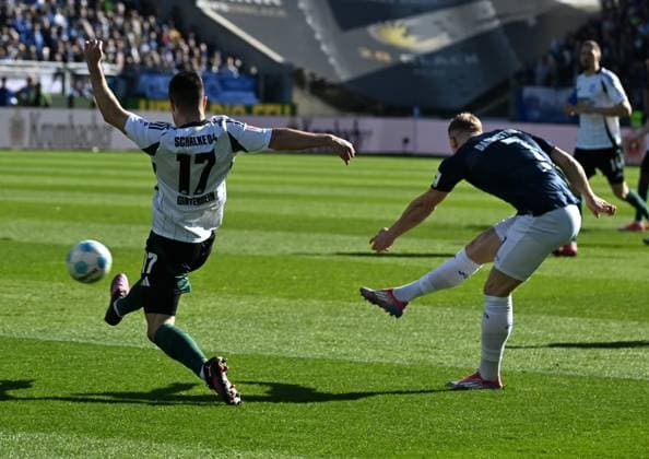 23 02 2025, xsltx, Soccer 2 Bundesliga, SV Darmstadt 98 FC Schalke 04 v l Adrian Gantenbein FC Schalke 04 cannot prevent Isac Lidberg SV Darmstadt 98s 1 0 DFL DFB REGULATIONS PROHIBIT ANY USE OF PHOTOGRAPHS as IMAGE SEQUENCES and or QUASI VIDEO