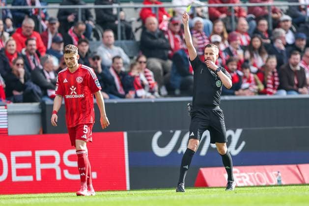 23 02 2025, Football, 1 FC Köln Fortuna Düsseldorf, 2 Fußball Bundesliga, Matchday 23, RheinEnergie STADION, Season 2024 2025 Referee Michael Bacher shows Joshua Quarshie Fortuna Düsseldorf 5 the yellow card DFB regulations prohibit any use of photographs as image sequences and or quasi video North Rhine-Westphalia Germany