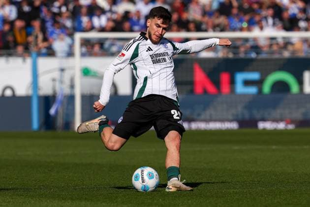 2025 02 23 xJFAx 2 Bundesliga 2024 25 23 Matchday SV Darmstadt 98 FC Schalke 04 v l , Mehmet Can Aydin FC Schalke 04 on the ball, cropped image, single image, full body, action, action scene DFL DFB REGULATIONS PROHIBIT ANY USE OF PHOTOGRAPHS as IMAGE SEQUENCES and or QUASI VIDEO Copyright: JoaquimxFerreira