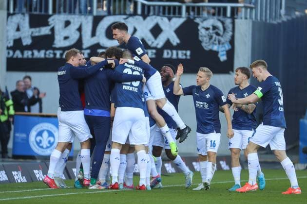 Darmstadt, Germany February 23, 2025 2 Liga 2024 2025 SV Darmstadt 98 vs FC Schalke 04 Obscured in the picture, goal scorer Isac Lidberg Darmstadt, 7 , cheers with his teammates after his goal for 1 0 in the 3rd minute of the game, DFL regulations prohibit any use of photographs as image sequences and or quasi video Merck Stadion am Böllenfalltor Hessen Copyright: xFotostandx xUlrichxScherbaumx