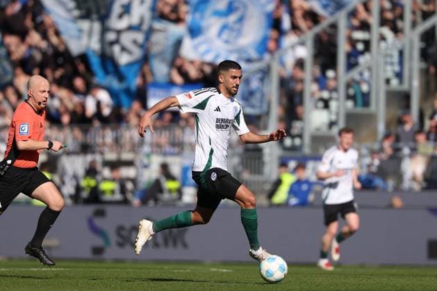 2025 02 23 xJFAx 2 Bundesliga 2024 25 23 Matchday SV Darmstadt 98 FC Schalke 04 v l , Gerrit Holtmann SV Darmstadt 98 in aktion, in action, DFL DFB REGULATIONS PROHIBIT ANY USE OF PHOTOGRAPHS as IMAGE SEQUENCES and or QUASI VIDEO Copyright: JoaquimxFerreira