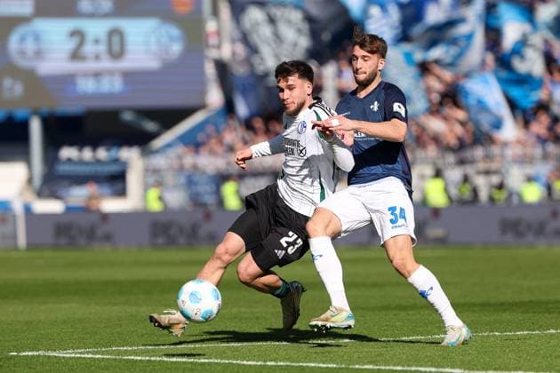 2025 02 23 xJFAx 2 Bundesliga 2024 25 23 Matchday SV Darmstadt 98 FC Schalke 04 v l , Mehmet Can Aydin FC Schalke 04 , Kilian Julian Corredor SV Darmstadt 98 Zweikampf, Action, Aktion, Battles for the Ball DFL DFB REGULATIONS PROHIBIT ANY USE OF PHOTOGRAPHS as IMAGE SEQUENCES and or QUASI VIDEO Copyright: JoaquimxFerreira