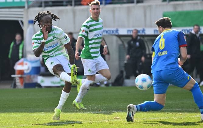 23 02 2025 Soccer Season 2024 2025 2 Soccer Bundesliga 23 Matchday SpVgg Greuther Fürth Kleeblatt BTSV Eintracht Braunschweig Sportfoto Zink xwoxzix DFL regulations prohibit any use of photographs as image sequences and or quasi video only for editorial use Noel Futkeu 9, SpVgg Greuther Fürth Ermin Bicakcic 6, Eintracht Braunschweig BTSV EBS Chance Torchance