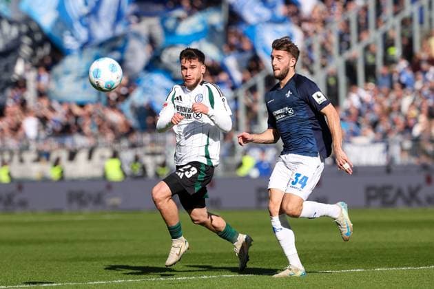 2025 02 23 xJFAx 2 Bundesliga 2024 25 23 Matchday SV Darmstadt 98 FC Schalke 04 v l , Mehmet Can Aydin FC Schalke 04 , Kilian Julian Corredor SV Darmstadt 98 Zweikampf, Action, Aktion, Battles for the Ball DFL DFB REGULATIONS PROHIBIT ANY USE OF PHOTOGRAPHS as IMAGE SEQUENCES and or QUASI VIDEO Copyright: JoaquimxFerreira