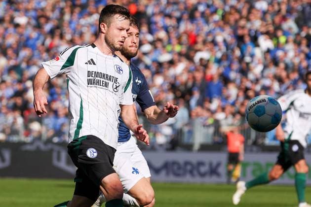 2025 02 23 xJFAx 2 Bundesliga 2024 25 23 Matchday SV Darmstadt 98 FC Schalke 04 v l , Adrian Gantenbein FC Schalke 04 , Kilian Julian Corredor SV Darmstadt 98 in aktion, in action, DFL DFB REGULATIONS PROHIBIT ANY USE OF PHOTOGRAPHS as IMAGE SEQUENCES and or QUASI VIDEO Copyright: JoaquimxFerreira