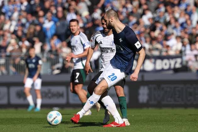 2025 02 23 xJFAx 2 Bundesliga 2024 25 23 Matchday SV Darmstadt 98 FC Schalke 04 v l , Aymen Barkok FC Schalke 04 , Aleksander Vukovic SV Darmstadt 98 , in aktion, in action, DFL DFB REGULATIONS PROHIBIT ANY USE OF PHOTOGRAPHS as IMAGE SEQUENCES and or QUASI VIDEO Copyright: JoaquimxFerreira