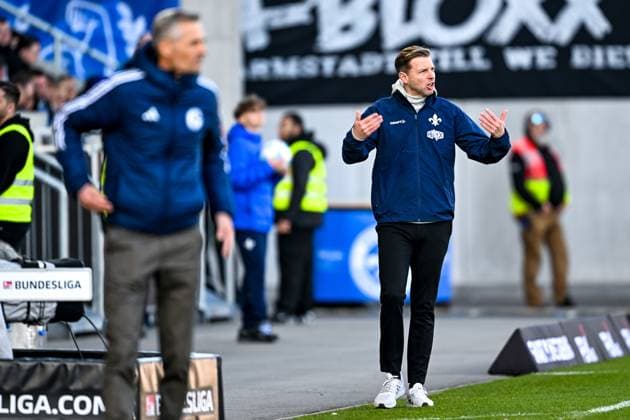 Florian Kohfeldt SV Darmstadt 98, Coach gestures, in front Kees van Wonderen FC Schalke 04, Coach , GER, SV Darmstadt 98 vs FC Schalke 04, Football, Matchday 23, Season 2024 2025, 23 02 2025 DFL REGULATIONS PROHIBIT ANY USE OF PHOTOGRAPHS as IMAGE SEQUENCES and or QUASI VIDEO GER, SV Darmstadt 98 vs FC Schalke 04, Football, Matchday 23, Season 2024 2025, 23 02 2025 Darmstadt Copyright: xEibner-Pressefoto FlorianxWieganx EP_FWD