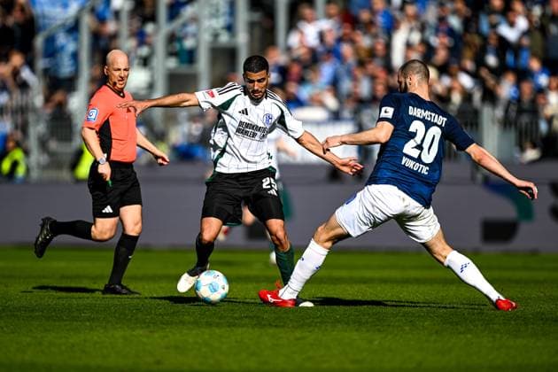 Aymen Barkok FC Schalke 04, 25 in duel with Aleksandar Vukotic SV Darmstadt 98, 20 , GER, SV Darmstadt 98 vs FC Schalke 04, Football, Matchday 23, Season 2024 2025, 23 02 2025 DFL REGULATES PROHIBIT ANY USE OF PHOTOGRAPHS as IMAGE SEQUENCES and or QUASI VIDEO GER, SV Darmstadt 98 vs FC Schalke 04, Football, Matchday 23, Season 2024 2025, 23 02 2025 Darmstadt Copyright: xEibner-Pressefoto FlorianxWieganx EP_FWD