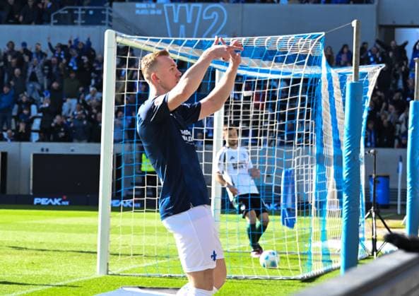 23 02 2025, xsltx, Soccer 2 Bundesliga, SV Darmstadt 98 FC Schalke 04 v l Isac Lidberg SV Darmstadt 98 celebrates after his goal to make it 2 0 and tie up a double DFL DFB REGULATIONS PROHIBIT ANY USE OF PHOTOGRAPHS as IMAGE SEQUENCES and or QUASI VIDEO