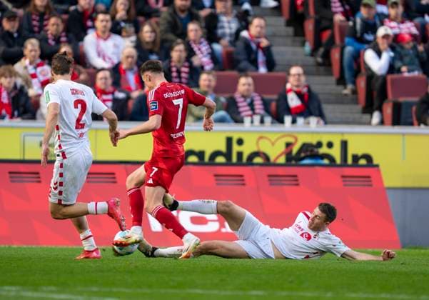 Dominique Heintz 1 FC Koeln, 3 straddles the ball Dzenan Pejcinovic Fortuna Duesseldorf, 7 but is on the ball 1 FC Köln Fortuna Düsseldorf, 23 02 2025 Football, 2 Bundesliga, RheinEnergieStadion Köln DFL regulations prohibit any use of photographs as image sequences and or quasi video Copyright: HMBxMedia xMarcoxBader