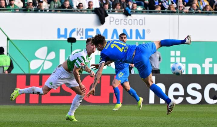 23 02 2025 Soccer Season 2024 2025 2 Soccer Bundesliga 23 Matchday SpVgg Greuther Fürth Kleeblatt BTSV Eintracht Braunschweig Sportfoto Zink MeZi xmexzix DFL regulations prohibit any use of photographs as image sequences and or quasi video only for editorial use Felix Klaus 30, SpVgg Greuther Fürth Kevin Ehlers 21, Eintracht Braunschweig BTSV EBS, rechts