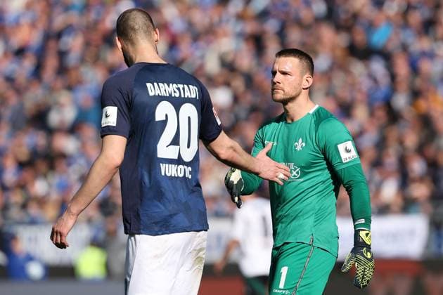 2025 02 23 xJFAx 2 Bundesliga 2024 25 23 Matchday SV Darmstadt 98 FC Schalke 04 v l , Aleksander Vukovic SV Darmstadt 98 and goalkeeper, goalkeeper Marcel Schuhen SV Darmstadt 98 high-five each other DFL DFB REGULATIONS PROHIBIT ANY USE OF PHOTOGRAPHS as IMAGE SEQUENCES and or QUASI VIDEO Copyright: JoaquimxFerreira