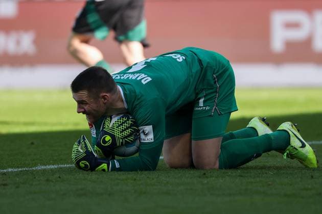 2025 02 23 xJFAx 2 Bundesliga 2024 25 23 Matchday SV Darmstadt 98 FC Schalke 04 v l , Goalkeeper, Goalkeeper Marcel Schuhen SV Darmstadt 98 safe, in action, in action, DFL DFB REGULATIONS PROHIBIT ANY USE OF PHOTOGRAPHS as IMAGE SEQUENCES and or QUASI VIDEO Copyright: JoaquimxFerreira