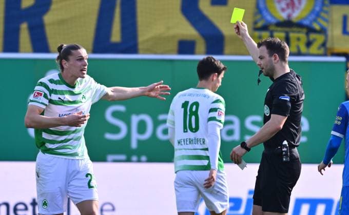 23 02 2025 Soccer Season 2024 2025 2 Soccer Bundesliga 23 Matchday SpVgg Greuther Fürth Kleeblatt BTSV Eintracht Braunschweig Sportfoto Zink xwoxzix DFL regulations prohibit any use of photographs as image sequences and or quasi video only for editorial use Wolfgang Haslberger Referee shows Noah Loosli 25, SpVgg Greuther Fürth yellow card yellow