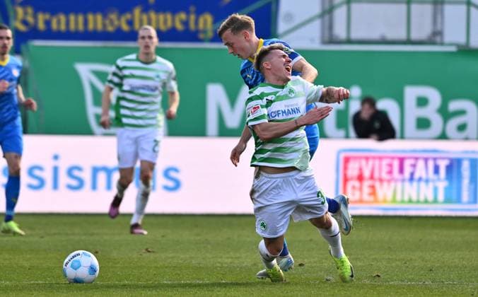 23 02 2025 Soccer Season 2024 2025 2 Soccer Bundesliga 23 Matchday SpVgg Greuther Fürth Kleeblatt BTSV Eintracht Braunschweig Sportfoto Zink xwoxzix DFL regulations prohibit any use of photographs as image sequences and or quasi video only for editorial use Felix Klaus 30, SpVgg Greuther Fürth Julian Baas 16, Eintracht Braunschweig BTSV EBS , behind