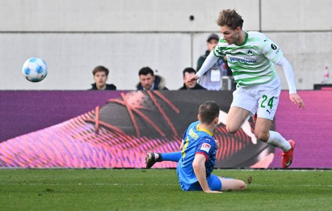 23 02 2025 Soccer Season 2024 2025 2 Soccer Bundesliga 23 Matchday SpVgg Greuther Fürth Kleeblatt BTSV Eintracht Braunschweig Sportfoto Zink xwoxzix DFL regulations prohibit any use of photographs as image sequences and or quasi video only for editorial use Paul Jaeckel 3, Eintracht Braunschweig BTSV EBS Marco John 24, SpVgg Greuther Fürth