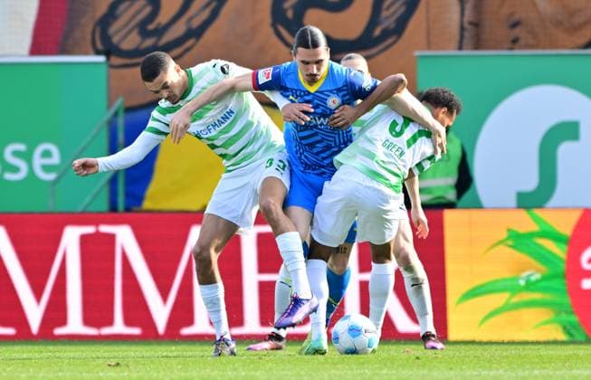 23 02 2025 Soccer Season 2024 2025 2 Soccer Bundesliga 23 Matchday SpVgg Greuther Fürth Kleeblatt BTSV Eintracht Braunschweig Sportfoto Zink MeZi xmexzix DFL regulations prohibit any use of photographs as image sequences and or quasi video only for editorial use Rayan Philippe 9, Eintracht Braunschweig BTSV EBS vs Maximilian Solomon Dietz 33, SpVgg Greuther Fürth, left Julian Green 37, SpVgg Greuther Fürth, right