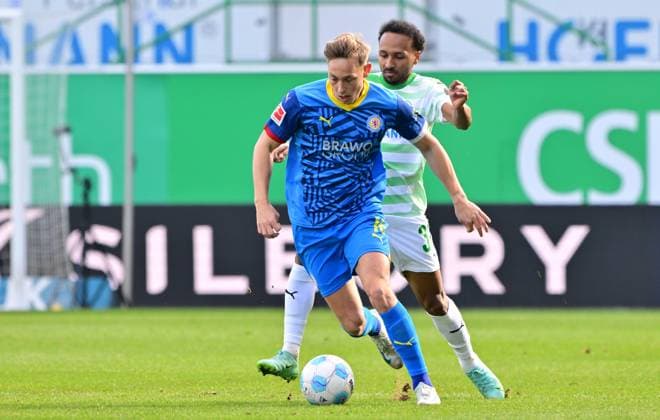 23 02 2025 Soccer Season 2024 2025 2 Soccer Bundesliga 23 Matchday SpVgg Greuther Fürth Kleeblatt BTSV Eintracht Braunschweig Sportfoto Zink MeZi xmexzix DFL regulations prohibit any use of photographs as image sequences and or quasi video only for editorial use Julian Baas 16, Eintracht Braunschweig BTSV EBS vor Julian Green 37, SpVgg Greuther Fürth