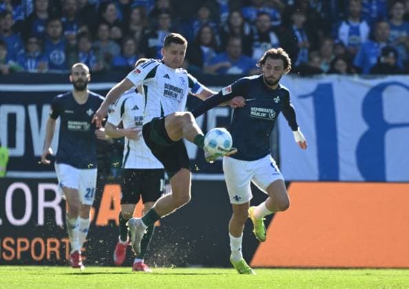 23 02 2025, xsltx, Soccer 2 Bundesliga, SV Darmstadt 98 FC Schalke 04 v l Paul Seguin FC Schalke 04 , Fraser Hornby SV Darmstadt 98 DFL DFB REGULATIONS PROHIBIT ANY USE OF PHOTOGRAPHS as IMAGE SEQUENCES and or QUASI VIDEO