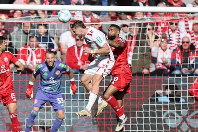 GER, 2 FBL, 1 FC Koeln vs Fortuna Duesseldorf 23 02 2025, Rheinenergie Stadion, Koeln, GER, 2 FBL, 1 FC Koeln vs Fortuna Duesseldorf , in the picture header chance for Imad Rondic FC Koeln 27 , against Jamil Siebert Fortuna Duesseldorf 20 , nordphotoxGmbHx xMeuter nph00351