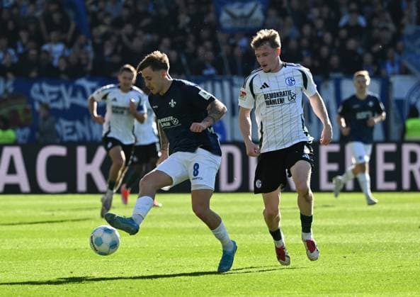 23 02 2025, xsltx, Soccer 2 Bundesliga, SV Darmstadt 98 FC Schalke 04 v l Luca Marseiler SV Darmstadt 98 , Paul Seguin FC Schalke 04 DFL DFB REGULATIONS PROHIBIT ANY USE OF PHOTOGRAPHS as IMAGE SEQUENCES and or QUASI VIDEO
