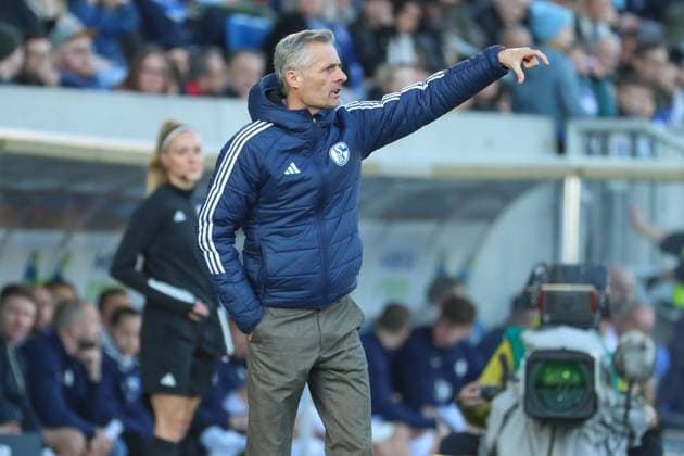 Darmstadt, Germany February 23, 2025 2 Liga 2024 2025 SV Darmstadt 98 vs FC Schalke 04 In the picture coach Kees van Wonderen Schalke , gesticulating on the pitch DFL regulations prohibit any use of photographs as image sequences and or quasi video Merck Stadion am Böllenfalltor Hessen Copyright: xFotostandx xUlrichxScherbaumx