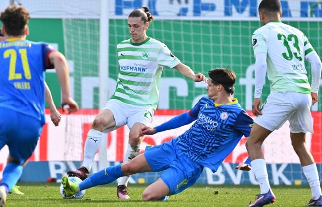 23 02 2025 Soccer Season 2024 2025 2 Soccer Bundesliga 23 Matchday SpVgg Greuther Fürth Kleeblatt BTSV Eintracht Braunschweig Sportfoto Zink xwoxzix DFL regulations prohibit any use of photographs as image sequences and or quasi video only for editorial use Noah Loosli 25, SpVgg Greuther Fürth Levente Szabo 11, Eintracht Braunschweig BTSV EBS