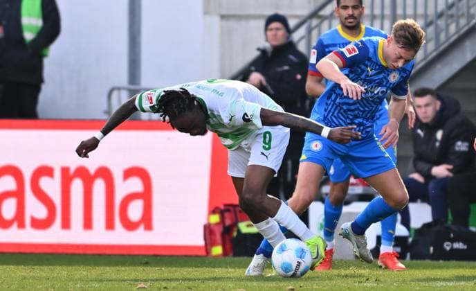 23 02 2025 Soccer Season 2024 2025 2 Soccer Bundesliga 23 Matchday SpVgg Greuther Fürth Kleeblatt BTSV Eintracht Braunschweig Sportfoto Zink xwoxzix DFL regulations prohibit any use of photographs as image sequences and or quasi video only for editorial use Noel Futkeu 9, SpVgg Greuther Fürth Julian Baas 16, Eintracht Braunschweig BTSV EBS
