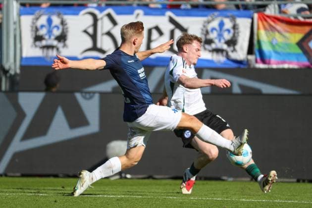 Darmstadt, Germany February 23, 2025 2 Liga 2024 2025 SV Darmstadt 98 vs FC Schalke 04 In the picture from left in a duel Fynn Lakenmacher Darmstadt, 19 and Derry Murkin Schalke, 5 , DFL regulations prohibit any use of photographs as image sequences and or quasi video Merck Stadion am Böllenfalltor Hessen Copyright: xFotostandx xUlrichxScherbaumx