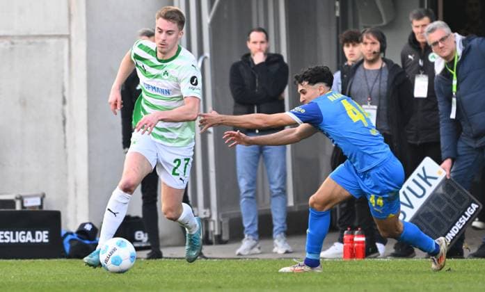 23 02 2025 Soccer Season 2024 2025 2 Soccer Bundesliga 23 Matchday SpVgg Greuther Fürth Kleeblatt BTSV Eintracht Braunschweig Sportfoto Zink xwoxzix DFL regulations prohibit any use of photographs as image sequences and or quasi video only for editorial use Gian Luca Gian Luca Itter 27, SpVgg Greuther Fürth Johan Gomez 44, Eintracht Braunschweig BTSV EBS