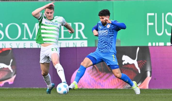 23 02 2025 Soccer Season 2024 2025 2 Soccer Bundesliga 23 Matchday SpVgg Greuther Fürth Kleeblatt BTSV Eintracht Braunschweig Sportfoto Zink xwoxzix DFL regulations prohibit any use of photographs as image sequences and or quasi video only for editorial use Gian Luca Gian Luca Itter 27, SpVgg Greuther Fürth Fabio Kaufmann 7, Eintracht Braunschweig BTSV EBS