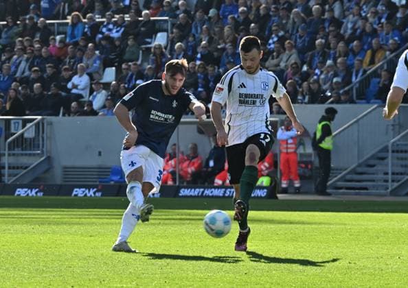 23 02 2025, xsltx, Soccer 2 Bundesliga, SV Darmstadt 98 FC Schalke 04 v l Killian Corredor SV Darmstadt 98 , Adrian Gantenbein FC Schalke 04 DFL DFB REGULATIONS PROHIBIT ANY USE OF PHOTOGRAPHS as IMAGE SEQUENCES and or QUASI VIDEO