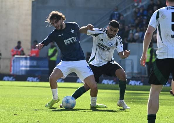 23 02 2025, xsltx, Soccer 2 Bundesliga, SV Darmstadt 98 FC Schalke 04 v l Fraser Hornby SV Darmstadt 98 , Aymen Barkok FC Schalke 04 DFL DFB REGULATIONS PROHIBIT ANY USE OF PHOTOGRAPHS as IMAGE SEQUENCES and or QUASI VIDEO