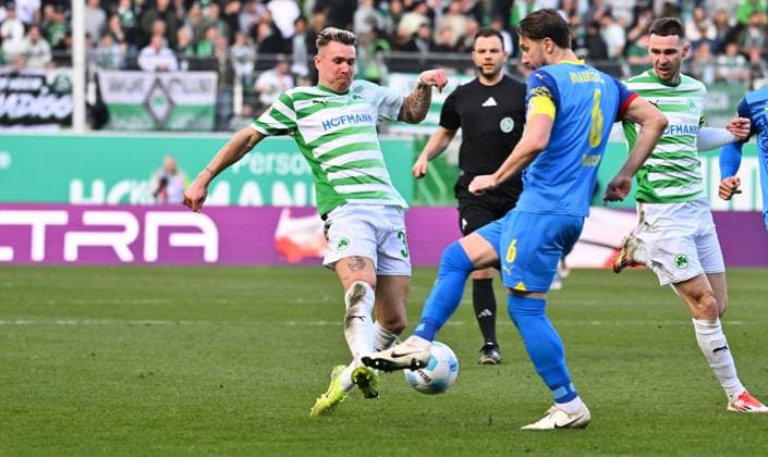 23 02 2025 Soccer Season 2024 2025 2 Soccer Bundesliga 23 Matchday SpVgg Greuther Fürth Kleeblatt BTSV Eintracht Braunschweig Sportfoto Zink xwoxzix DFL regulations prohibit any use of photographs as image sequences and or quasi video only for editorial use Felix Klaus 30, SpVgg Greuther Fürth Ermin Bicakcic 6, Eintracht Braunschweig BTSV EBS