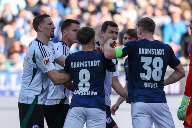 2025 02 23 xJFAx 2 Bundesliga 2024 25 23 Matchday SV Darmstadt 98 FC Schalke 04 v l , pack formation around Clemens Riedel SV Darmstadt 98 DFL DFB REGULATIONS PROHIBIT ANY USE OF PHOTOGRAPHS as IMAGE SEQUENCES and or QUASI VIDEO Copyright: JoaquimxFerreira