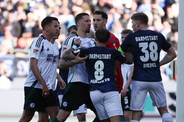 2025 02 23 xJFAx 2 Bundesliga 2024 25 23 Matchday SV Darmstadt 98 FC Schalke 04 v l , pack formation around Clemens Riedel SV Darmstadt 98 DFL DFB REGULATIONS PROHIBIT ANY USE OF PHOTOGRAPHS as IMAGE SEQUENCES and or QUASI VIDEO Copyright: JoaquimxFerreira