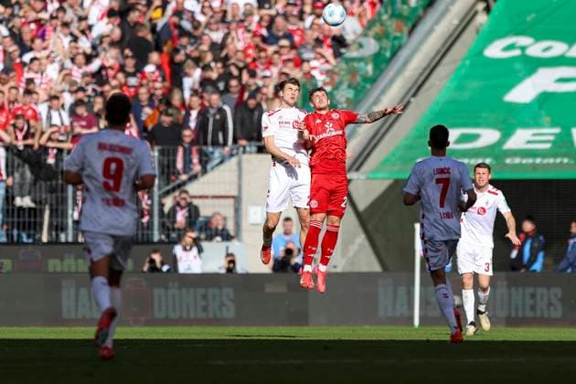 Cologne, Germany, 23 02 25 Joel Schwäb 1 FC Köln and Dawid Kownacki Fortuna Düsseldorf fighting for the ball during the Bundesliga 2 match between 1 FC Köln and Fortuna Düsseldorf at RheinEnergieStadion Cologne RheinEnergieStadion North Rhine Westphalia Germany Copyright: xBrauer-Fotoagenturx xAdrianxSchlx