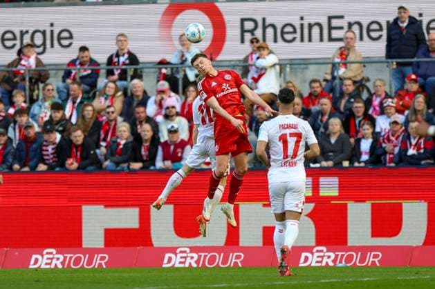 Cologne, Germany, 23 02 25 Florian Kainz 1 FC Köln and Dzenan Pejcinovic Fortuna Düsseldorf fighting for the ball during the Bundesliga 2 match between 1 FC Köln and Fortuna Düsseldorf at RheinEnergieStadion Cologne RheinEnergieStadion North Rhine Westphalia Germany Copyright: xBrauer-Fotoagenturx xAdrianxSchlx