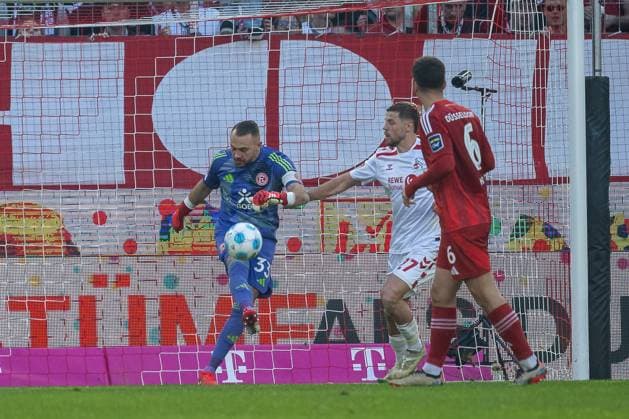 23 02 2025, Soccer 2 Bundesliga, Season 2024 2025, Matchday 23, 1 FC Koeln Fortuna Duesseldorf at RheinEnergieStadion in Koeln Imad Rondic 1 FC Koeln, 27 Florian Kastenmeier sets Fortuna Duesseldorf, 33 under pressure Important note In accordance with the regulations of the DFL German Football League and the DFB German Football Association, it is prohibited to utilize or have utilized photographs taken in the stadium and or of the match in the form of sequential images and or video-like photo series Foto Kirchner Media Thomas Haesler Copyright: xKirchner-Media ThomasxHaeslerx