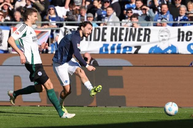 2025 02 23 xJFAx 2 Bundesliga 2024 25 23 Matchday SV Darmstadt 98 FC Schalke 04 v l , Goal shot by Fraser Hornby SV Darmstadt 98 DFL DFB REGULATIONS PROHIBIT ANY USE OF PHOTOGRAPHS as IMAGE SEQUENCES and or QUASI VIDEO Copyright: JoaquimxFerreira
