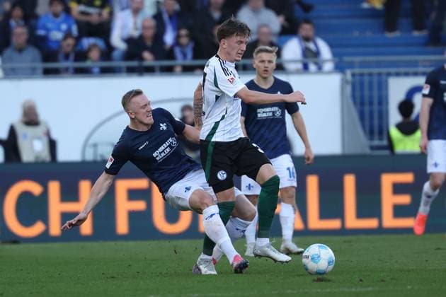2025 02 23 xJFAx 2 Bundesliga 2024 25 23 Matchday SV Darmstadt 98 FC Schalke 04 v l , Isac Alexi Sivert Lidberg SV Darmstadt 98 , Max Grueger FC Schalke 04 Zweikampf, Action, Aktion, Battles for the Ball DFL DFB REGULATIONS PROHIBIT ANY USE OF PHOTOGRAPHS as IMAGE SEQUENCES and or QUASI VIDEO Copyright: JoaquimxFerreira