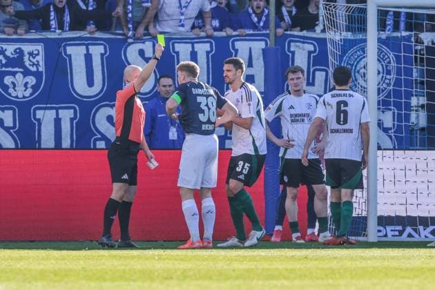 23 02 2025, Soccer, Season 2024 2025, 2 Bundesliga, Matchday 23, SV Darmstadt 98 FC Schalke 04, Marcin Kaminski FC Schalke 04 sees the 5 yellow card Darmstadt Böllenfalltor Hessen Germany xRHR PHOTO YYx Copyright: RHR-FOTOx RHR-FOTO YY