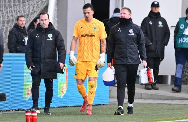 23 02 2025 Soccer Season 2024 2025 2 Soccer Bundesliga 23 Matchday SpVgg Greuther Fürth Kleeblatt BTSV Eintracht Braunschweig Sportfoto Zink xwoxzix DFL regulations prohibit any use of photographs as image sequences and or quasi video only for editorial use Nahuel Noll 44, SpVgg Greuther Fürth must give up injured injury