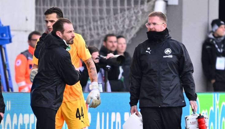 23 02 2025 Soccer Season 2024 2025 2 Soccer Bundesliga 23 Matchday SpVgg Greuther Fürth Kleeblatt BTSV Eintracht Braunschweig Sportfoto Zink xwoxzix DFL regulations prohibit any use of photographs as image sequences and or quasi video only for editorial use Nahuel Noll 44, SpVgg Greuther Fürth must give up injured injury Jan Siewert Trainer SpVgg Greuther Fürth