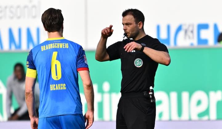 23 02 2025 Soccer Season 2024 2025 2 Soccer Bundesliga 23 Matchday SpVgg Greuther Fürth Kleeblatt BTSV Eintracht Braunschweig Sportfoto Zink xwoxzix DFL regulations prohibit any use of photographs as image sequences and or quasi video only for editorial use Wolfgang Haslberger Referee Videobeweis VAR