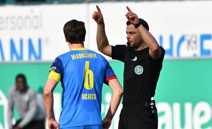 23 02 2025 Soccer Season 2024 2025 2 Soccer Bundesliga 23 Matchday SpVgg Greuther Fürth Kleeblatt BTSV Eintracht Braunschweig Sportfoto Zink xwoxzix DFL regulations prohibit any use of photographs as image sequences and or quasi video only for editorial use Wolfgang Haslberger Referee Videobeweis VAR