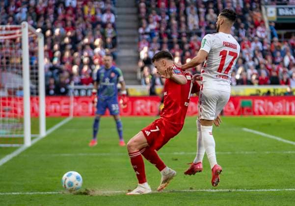 Dzenan Pejcinovic (Fortuna Duesseldorf, 7) läuft den Ball ab. 1. FC Köln - Fortuna Düsseldorf, 23.02.2025 Fussball, 2. Bundesliga, RheinEnergieStadion Köln DFL regulations prohibit any use of photographs as image sequences and or quasi-video. Copyright: HMBxMedia xMarcoxBader