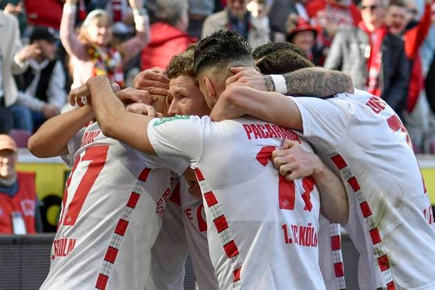 Florian Kainz Koeln 11 cheers with the team after scoring the 1 0 goal 23 02 2025 Soccer 1 FC Koeln vs Fortuna Duesseldorf, Rheinenergiestadion, Koeln, DFB DFL REGULATIONS PROHIBIT ANY USE OF PHOTOGRAPHS AS IMAGE SEQUENCES AND OR QUASI VIDEO Copyright: xpepphotox xSaschaxWeizx pep00321, pep_20250223_hm_1609