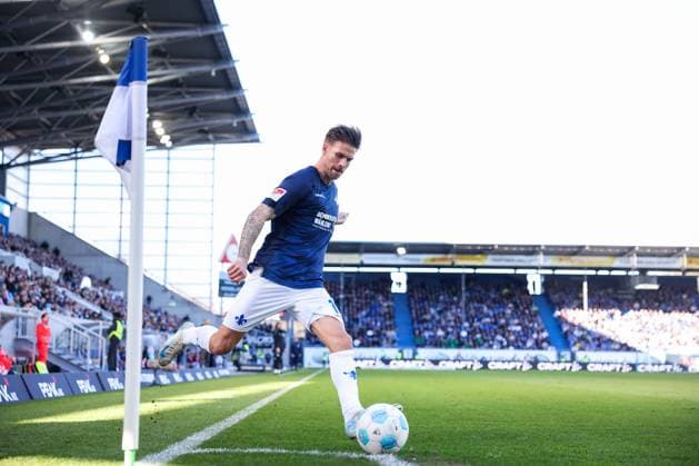 2025 02 23 xJFAx 2 Bundesliga 2024 25 23 Matchday SV Darmstadt 98 FC Schalke 04 v l , Tobias Kempe SV Darmstadt 98 on corner kick DFL DFB REGULATIONS PROHIBIT ANY USE OF PHOTOGRAPHS as IMAGE SEQUENCES and or QUASI VIDEO Copyright: JoaquimxFerreira